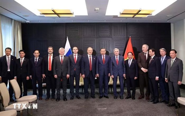 Tổng Bí thư, Chủ tịch nước Tô Lâm và Chủ tịch Đảng Cộng sản Liên bang Nga Gennady Zyuganov cùng đại biểu hai nước chụp ảnh chung. Ảnh: Thống Nhất/TTXVN.