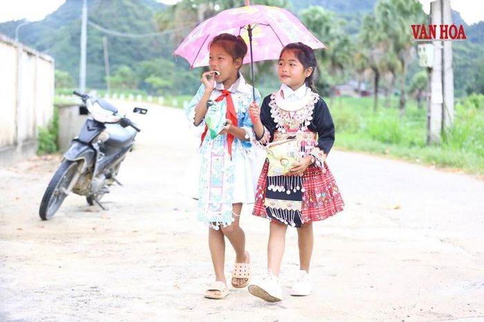 Con đường đi đến trường của những đứa trẻ miền núi đã khang trang, thuận tiện hơn