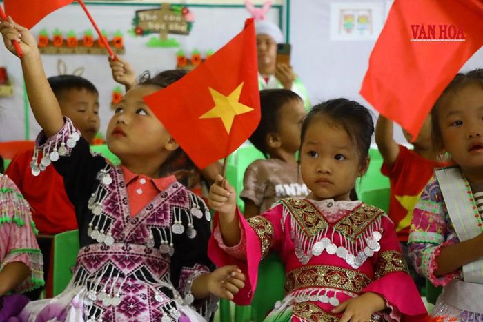 Các em nhỏ mặc trang phục sặc sỡ, mang đậm dấu ấn đồng bào Mông, tham gia lễ khai giảng