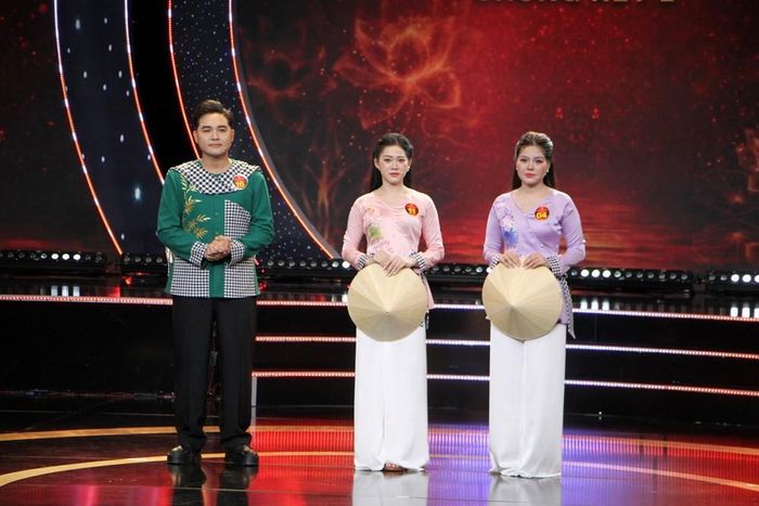 Các thí sinh Phú Yên, Ngọc Như và Võ Thị Bé nghe nhận xét của Ban giám khảo