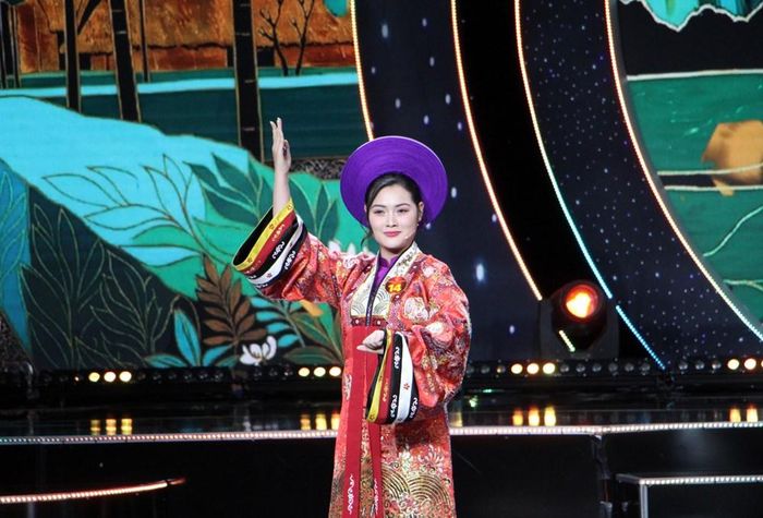 Nguyễn Thị Mỹ Duyên xuất sắc trong tiết mục "Qua miền di sản", nhận được số điểm cao nhất Chung kết 1