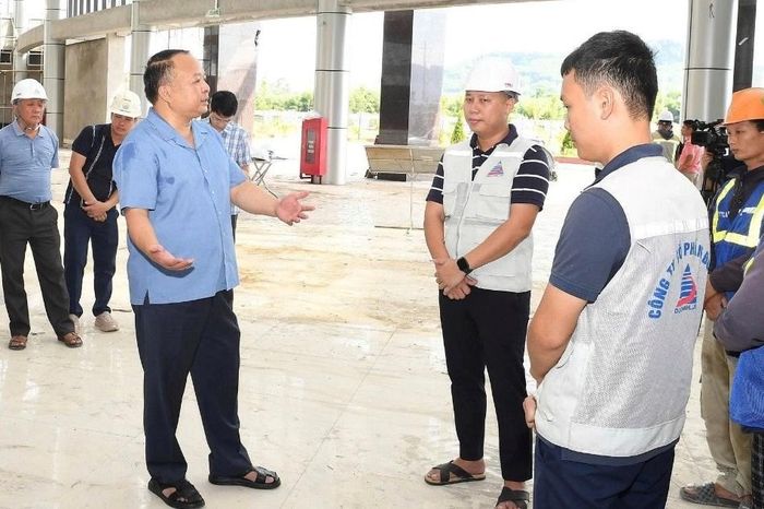Chủ tịch UBND tỉnh Tuyên Quang Phan Huy Ngọc ở buổi kiểm tra thực địa tại dự án. Ảnh: Cổng TTĐT tỉnh Tuyên Quang