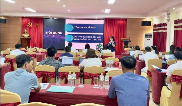 Tại lớp bồi dưỡng, các học viên được cập nhật kiến thức, nâng cao kỹ năng nghiệp vụ về phòng, chống bạo lực gia đình