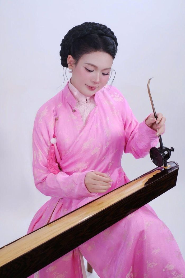 Nghệ sĩ Vân Trung là Tổ trưởng Khối THPT tại Trường THCS & THPT Nguyễn Bỉnh Khiêm - Cầu Giấy, Hà Nội, đồng thời trực tiếp giảng dạy và phụ trách dàn nhạc dân tộc của nhà trường