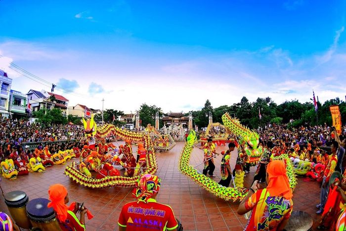 Biểu diễn lân-sư-rồng dịp Trung thu ở Hội An