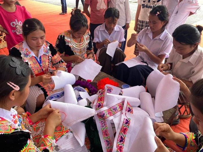 Phương thức tiếp cận trực quan, sinh động giúp những giá trị văn hóa được chuyển hóa thành trải nghiệm cụ thể, gần gũi với học sinh. Qua đó, các em có thêm cơ hội hiểu về nguồn cội, nhận diện những nét đặc trưng trong đời sống văn hóa của cộng đồng các dân tộc nơi mình sinh sống