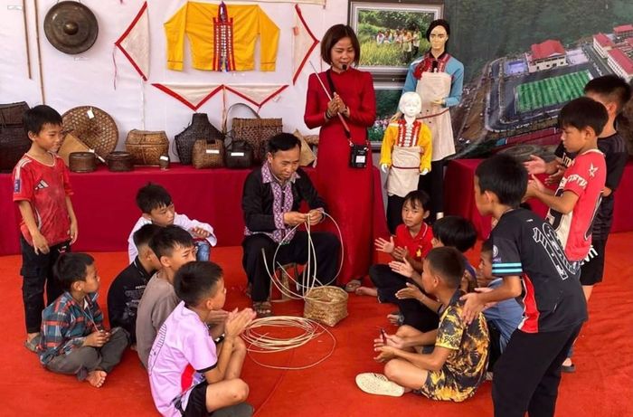 Khi được trực tiếp trải nghiệm, học sinh có điều kiện hiểu sâu hơn về giá trị của di sản, từ đó hình thành ý thức trân trọng, bảo vệ và tiếp nối những giá trị truyền thống