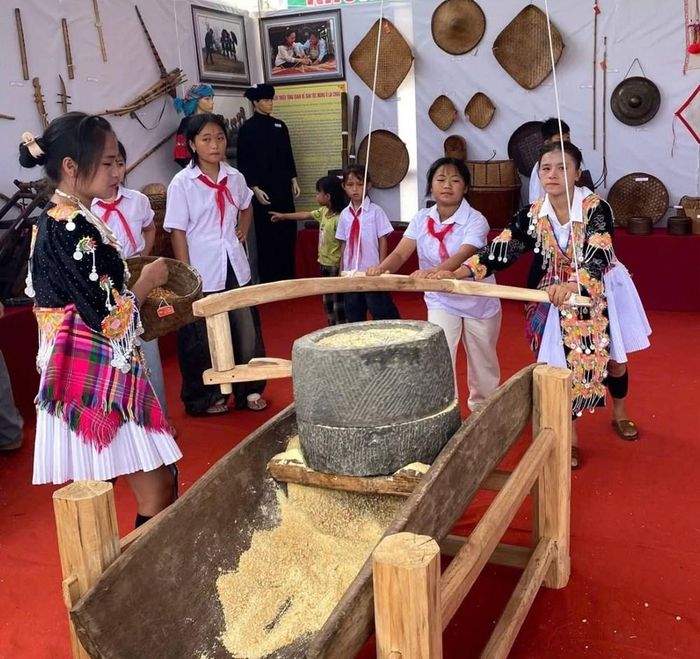 Điểm nhấn của chương trình là sự kết hợp giữa trưng bày và trải nghiệm thực tế. Học sinh không chỉ quan sát, tìm hiểu hiện vật mà còn trực tiếp tham gia các hoạt động nghề thủ công truyền thống, trò chơi dân gian, dân ca, dân vũ, dân nhạc và nhiều hoạt động văn hóa đặc sắc