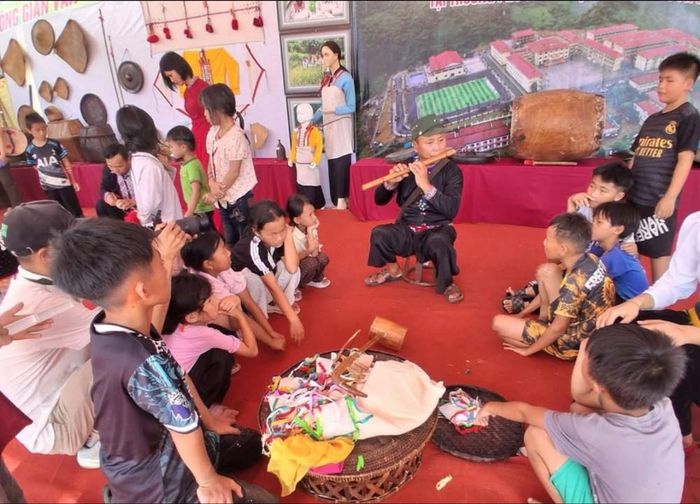 Từ những hiện vật gắn với đời sống của các dân tộc, không gian trưng bày mở ra một “lớp học” đặc biệt, nơi học sinh được khám phá những câu chuyện về phong tục, tập quán, lao động sản xuất, sinh hoạt cộng đồng và các giá trị văn hóa được trao truyền qua nhiều thế hệ