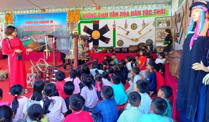 Trong hai ngày 5 - 6.9, tại Trường Phổ thông nội trú Tiểu học và Trung học cơ sở Pa Tần, xã Pa Tần, tỉnh Lai Châu, Bảo tàng tỉnh Lai Châu tổ chức Chương trình trưng bày chuyên đề “Trưng bày hiện vật, giới thiệu di sản văn hóa các dân tộc gắn với giáo dục di sản”
