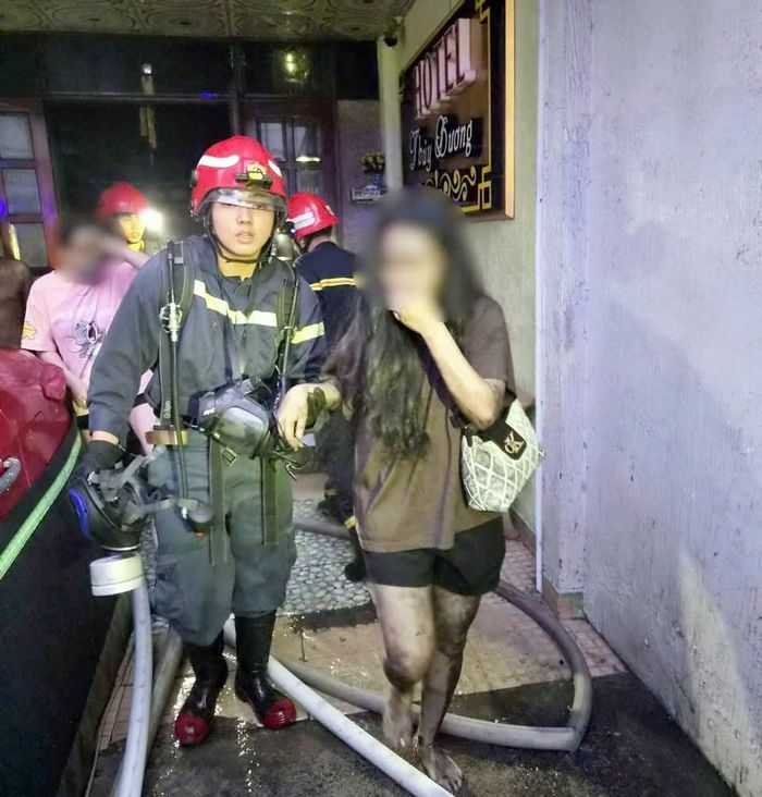 Lực lượng Cảnh sát PCCC và CNCH đưa người trong khách sạn bị cháy ra ngoài an toàn