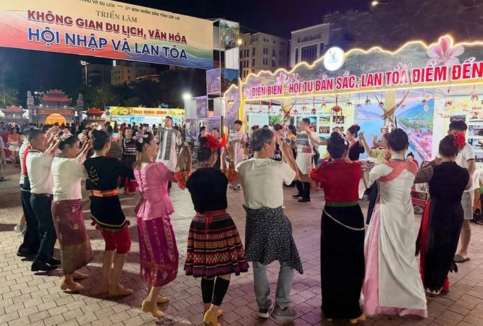 Không gian trưng bày “Điện Biên - Hội tụ bản sắc, lan tỏa điểm đến” thu hút người dân, du khách tham quan và giao lưu văn hóa