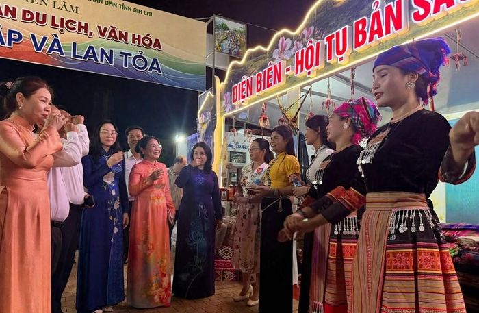 Các hoạt động giao lưu tại gian trưng bày góp phần giới thiệu bản sắc văn hóa các dân tộc Điện Biên đến công chúng tại Gia Lai