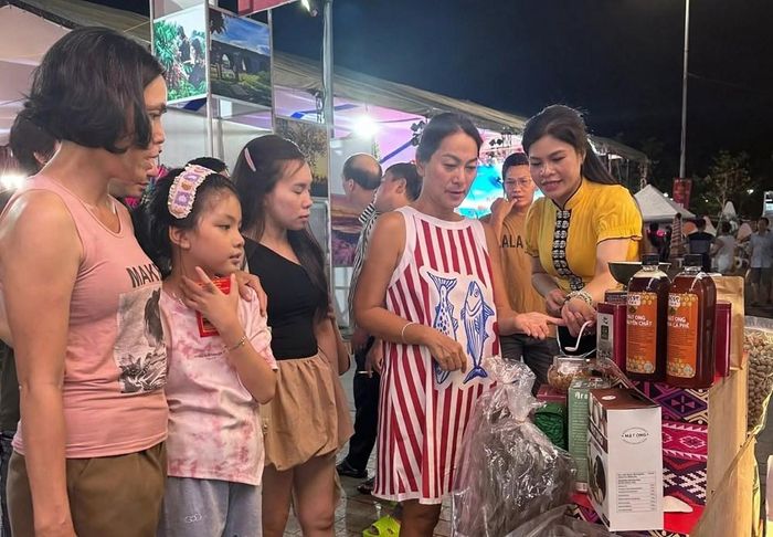 Du khách tìm hiểu các sản vật, sản phẩm đặc trưng được giới thiệu tại không gian trưng bày của Điện Biên