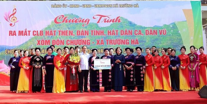 Trao tặng đàn Tính, trang phục nữ dân tộc và bộ thiết bị âm thanh phục vụ sinh hoạt, luyện tập và biểu diễn của câu lạc bộ