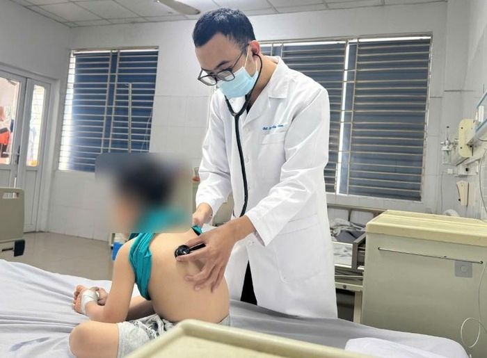 Trẻ mắc virus Adeno thoát khỏi biến chứng vì được đưa đến bệnh viện sớm