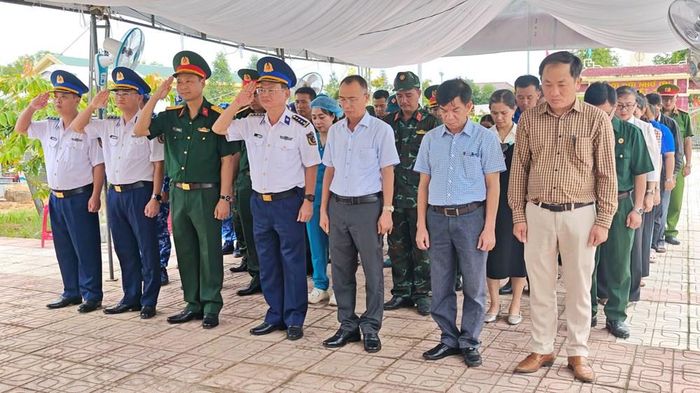 Đoàn công tác cùng lãnh đạo địa phương thành kính tưởng niệm, tri ân các Anh hùng liệt sĩ tại Nghĩa trang Liệt sĩ Đức Lân