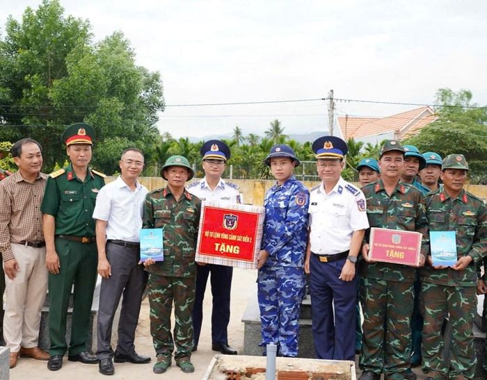 Đại tá Lê Huy thăm hỏi, động viên cán bộ, chiến sĩ đang thực hiện nhiệm vụ tại Quảng Ngãi