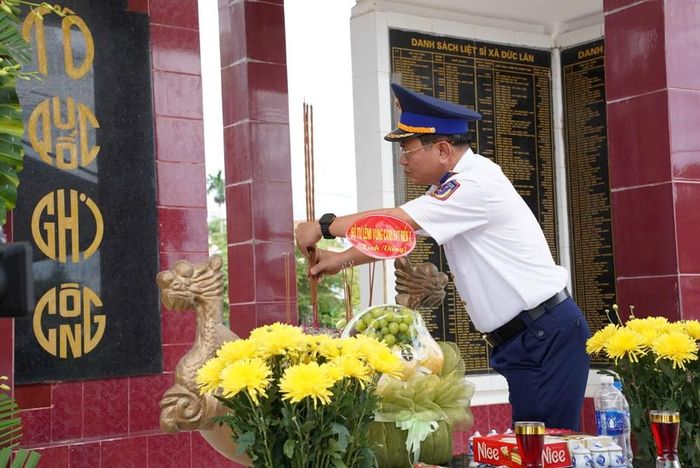 Đại tá Lê Huy, Chính ủy Vùng Cảnh sát biển 2 dâng hương tưởng niệm các Anh hùng liệt sĩ