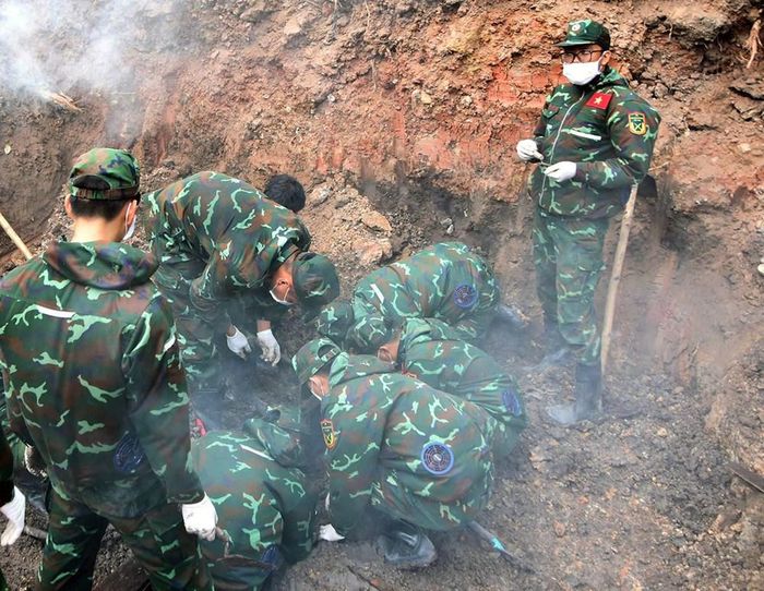 Ngày 7.9, các lực lượng tiếp tục triển khai công tác tìm kiếm, quy tập hài cốt liệt sĩ tại vị trí thứ 2 (khu B)