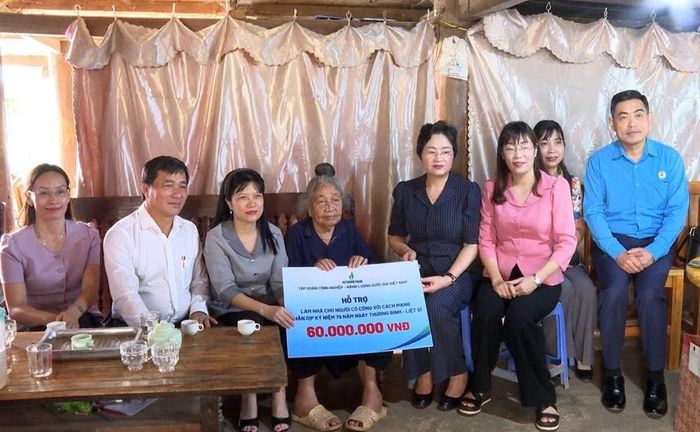 Đoàn công tác thăm hỏi, tặng quà và trao biển hỗ trợ làm nhà cho gia đình bà Cà Thị Sưới, thân nhân liệt sĩ, tại bản Xuân Ban