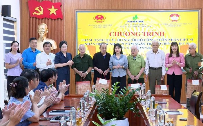 Đoàn trao quà cho người có công với cách mạng, thân nhân liệt sĩ trên địa bàn xã Qoài Tở