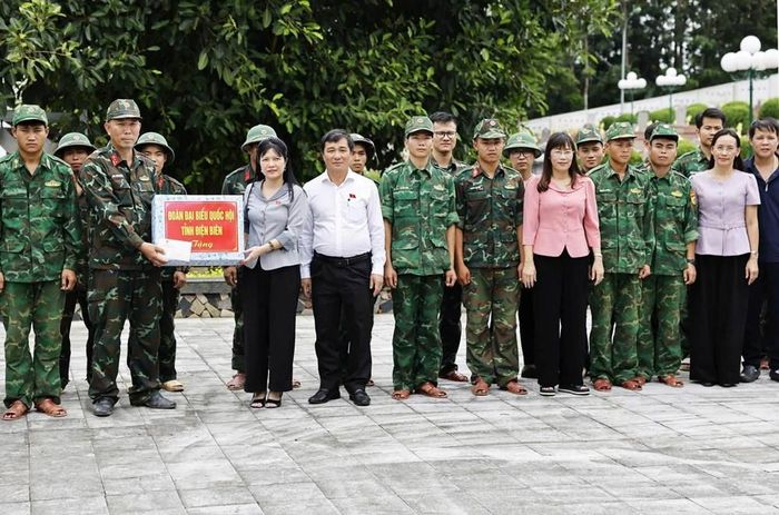 Đoàn thăm hỏi, động viên cán bộ, chiến sĩ và các lực lượng đang thực hiện nhiệm vụ tại Nghĩa trang Liệt sĩ Độc Lập và Tông Khao