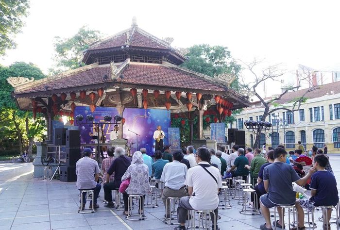 Chương trình Âm nhạc cuối tuần được tổ chức miễn phí cho người dân và du khách tại Nhà Bát giác - không gian phố đi bộ hồ Hoàn Kiếm