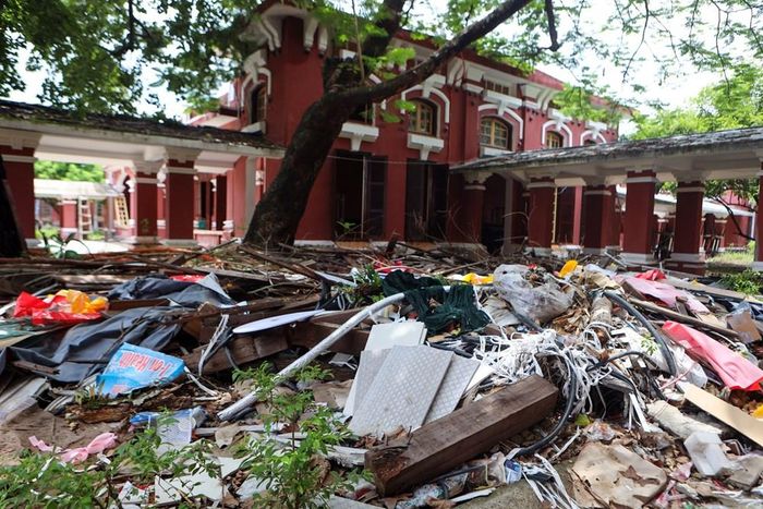 Bên trong khuôn viên Trường Quốc học Huế, khu vực thuộc phạm vi dự án vẫn còn ngổn ngang dù đã bước vào năm học mới 2026-2027. Ảnh: VT