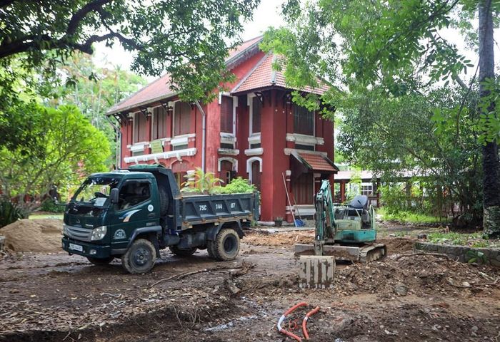 Hạng mục cải tạo cảnh quan, sân vườn ở gần khu vực Nhà lưu niệm Bác Hồ và truyền thống Trường Quốc học đang chậm tiến độ. Ảnh: VT