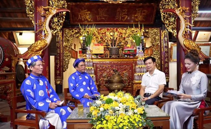 Ban quản lý đình Vòng trả lời các câu hỏi của khán giả qua sự hỗ trợ của 2 MC