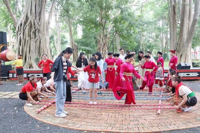 Du khách và nhân dân cùng nhảy sạp trong dịp nghỉ Lễ Quốc khánh 2/9/2026 tại Bảo tàng Đắk Lắk. Ảnh: Hoài Thu - TTXVN