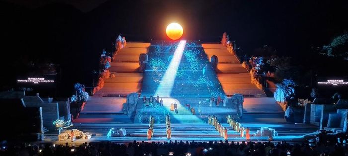 Biểu diễn thực cảnh “Trung Hoa Thái Sơn – Đại điển Phong Thiện”, tái hiện lại quá trình lịch sử của Trung Quốc. Ảnh: Quang Hưng - PV TTXVN tại Trung Quốc