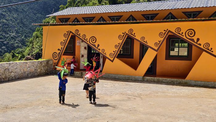 Các con tự mang ghế đến phòng ăn trưa... Ảnh: Huy Thông