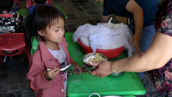 Các cô tận tình phục vụ bữa trưa cho các con. Ảnh: Huy Thông