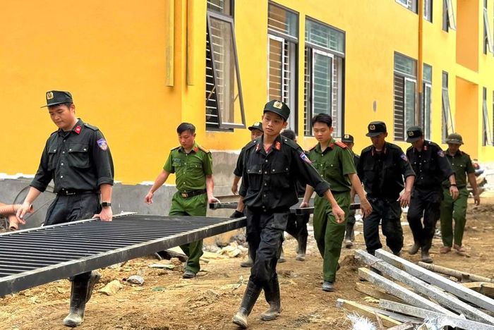 Lực lượng Cảnh sát cơ động Công an tỉnh hỗ trợ hoàn thiện các phần việc tại Trường Phổ thông nội trú liên cấp Tiểu học và THCS Pà Vầy Sủ.