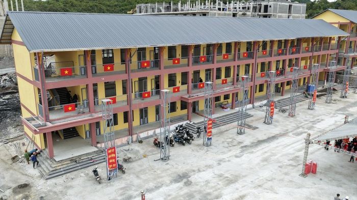 Trường Phổ thông nội trú liên cấp Tiểu học và THCS Sơn Vĩ đang hoàn tiện những khâu cuối cùng phấn đấu bàn giao và đưa vào sử dụng trước ngày 30/10/2026.