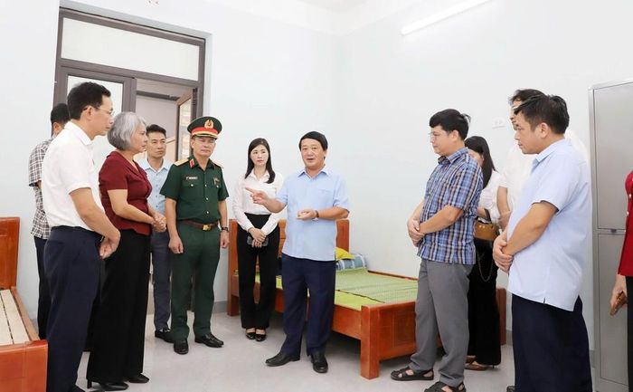 Bí thư Tỉnh ủy Hầu A Lềnh kiểm tra khu nội trú dành cho học sinh Trường Phổ thông nội trú liên cấp Tiểu học và THCS Minh Tân.
