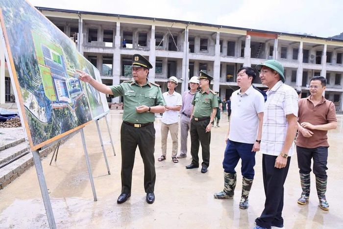 Thiếu tướng Nguyễn Đức Thuận, Giám đốc Công an tỉnh Tuyên Quang kiểm tra tiến độ xây dựng Trường Phổ thông nội trú liên cấp Tiểu học và THCS Phố Bảng.