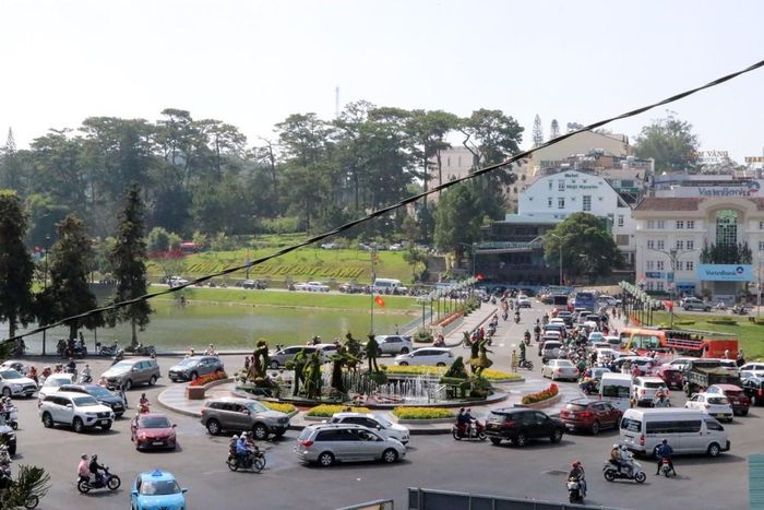 Đài phun nước Trung tâm Đà Lạt luôn nườm nượp các phương tiện của du khách ngoại tỉnh. Ảnh: Chu Quốc Hùng - TTXVN