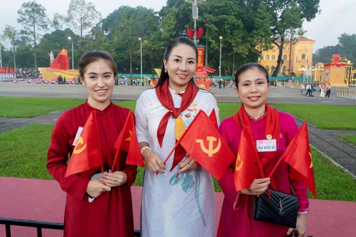 Chị Tạ Thùy Liên (giữa), Trưởng Ban Liên lạc người Việt Nam tại Singapore, luôn nỗ lực gắn kết các thế hệ người Việt Nam ở Singapore với quê hương, đất nước. Ảnh: TTXVN phát