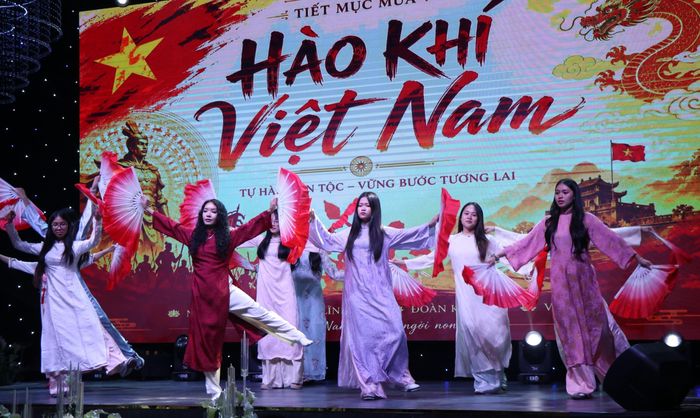 Tối 17/7/2026, tại thành phố Huế, hơn 100 thanh niên, sinh viên kiều bào đến từ 32 quốc gia và vùng lãnh thổ tham gia Chương trình giao lưu tiếng Việt. Đây là hoạt động ý nghĩa nhằm tăng cường sự gắn kết, giao lưu giữa các thành viên tham dự trại hè, đồng thời giúp các bạn trẻ kiều bào trau dồi và nâng cao vốn tiếng Việt. Ảnh: Văn Dũng - TTXVN
