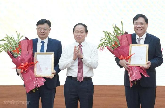 Phó Thủ tướng Lê Tiến Châu chúc mừng 2 tân Phó Tổng Thanh tra Chính phủ - Ảnh: chinhphu.vn/Thu Sa