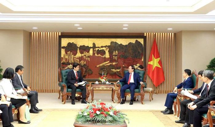 Phó Thủ tướng mong muốn Bộ trưởng Matsumoto Yohei tiếp tục ủng hộ việc xây dựng môi trường sinh sống, làm việc thuận lợi, bình đẳng, thân thiện với người nước ngoài, trong đó có cộng đồng gần 700.000 người Việt Nam tại Nhật Bản - Ảnh: chinhphu.vn/Thu Sa