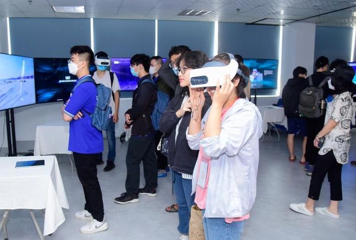 Sinh viên Trường Đại học KH&CN Hà Nội tham quan các phòng thí nghiệm của JINR với sự hỗ trợ của công nghệ thực tế ảo - Ảnh: chinhphu.vn/Thu Giang