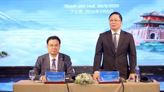 Chủ tịch Ủy ban nhân dân thành phố Lê Trí Thanh trao đổi tại hội nghị. (Ảnh: LÊ HOÀNG)
