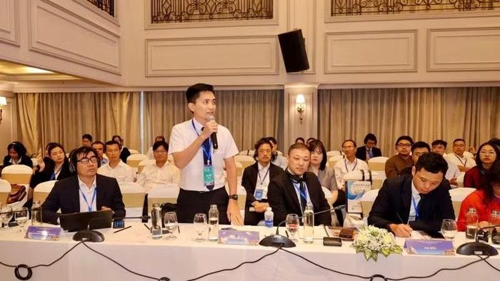 Các đại biểu trao đổi tại hội nghị. (Ảnh: LÊ HOÀNG)