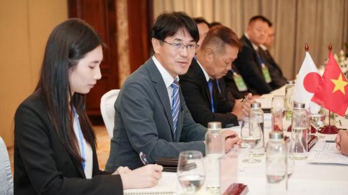 Thống đốc tỉnh Nara Yamashita Makoto trao đổi tại buổi tiếp với lãnh đạo Ủy ban nhân dân thành phố Huế. (Ảnh: LÊ HOÀNG)