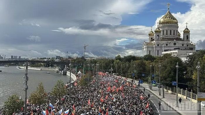 Đoàn rước đi từ Nhà thờ Chúa Cứu Thế đến Tu viện Novodevichy. (Ảnh: THÙY VÂN)