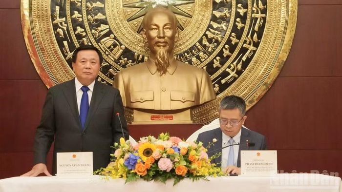 Đồng chí Nguyễn Xuân Thắng gặp gỡ cán bộ, nhân viên Đại sứ quán Việt Nam tại Trung Quốc. (Ảnh: VI SA)